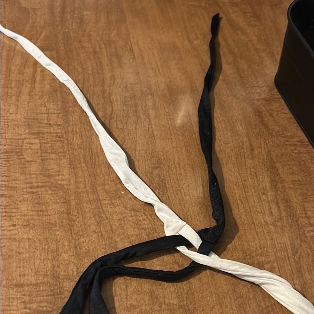 Victoria's Secret White and Black Bikini Top E - Picture 4 of 5